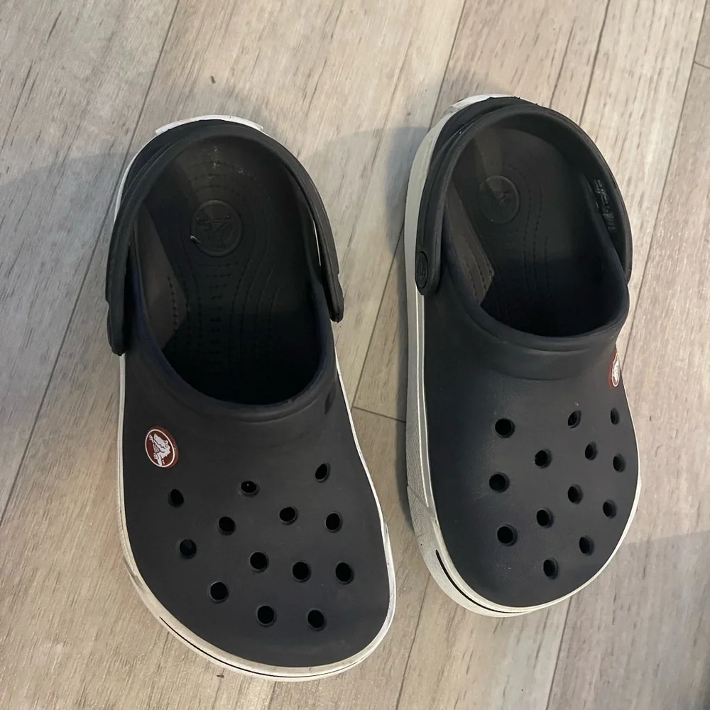 Crocs youth junior sz 1 Kids Black Clogs slip on shoes